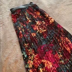 Midi pleated skirt with black leather strap